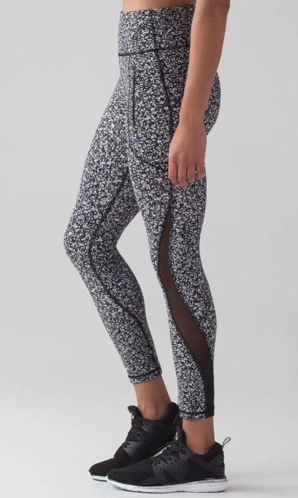 LULULEMON Invigorate 7/8 Tight in Daisy Dust Alpine White Black / Black Size 6 - Image 3