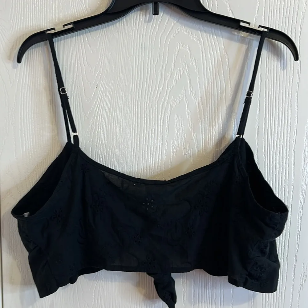Le Lis Black Eyelet Crop Tie Front Top. Size L - Image 7
