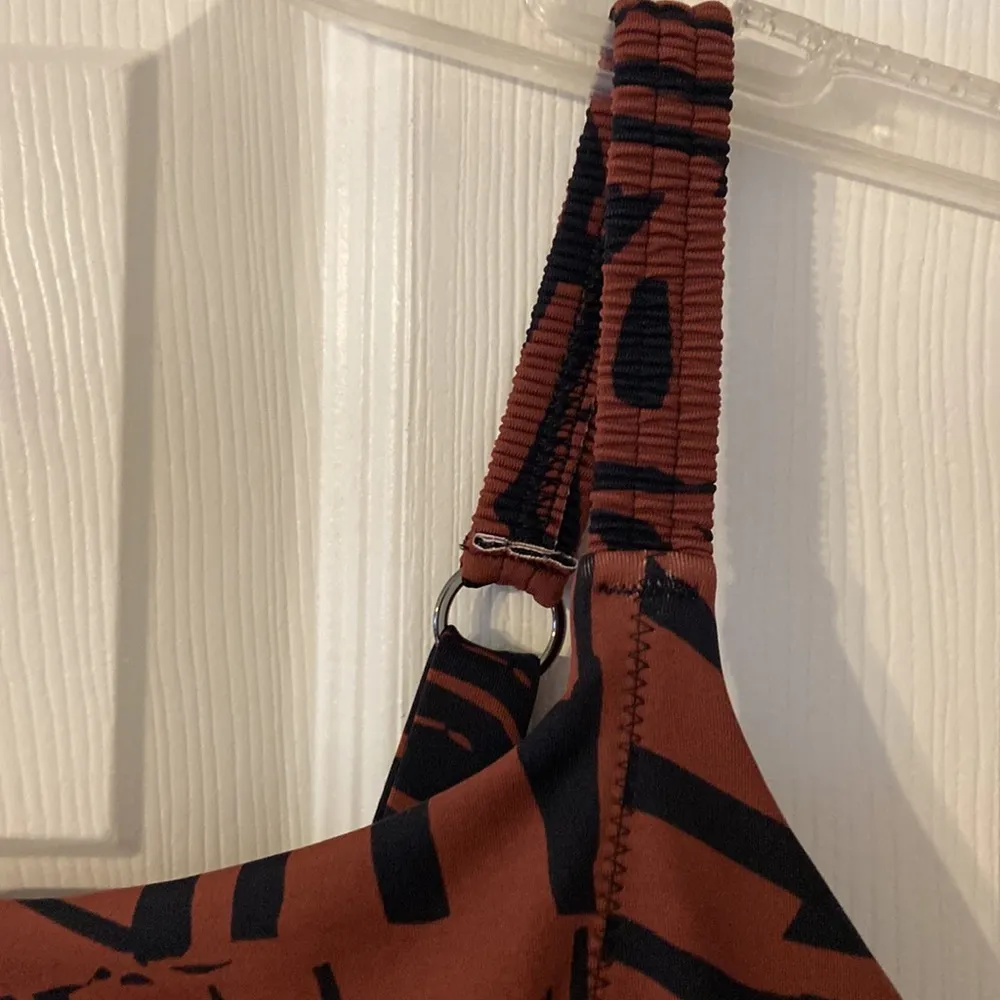 Athleta Sculpted Sienna Swimsuit size L excellent condition - Image 3