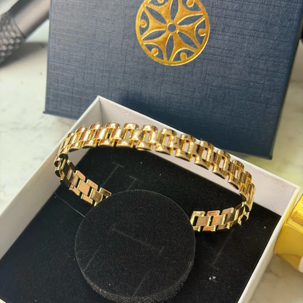 Elegant Gold Bracelet - Image 3