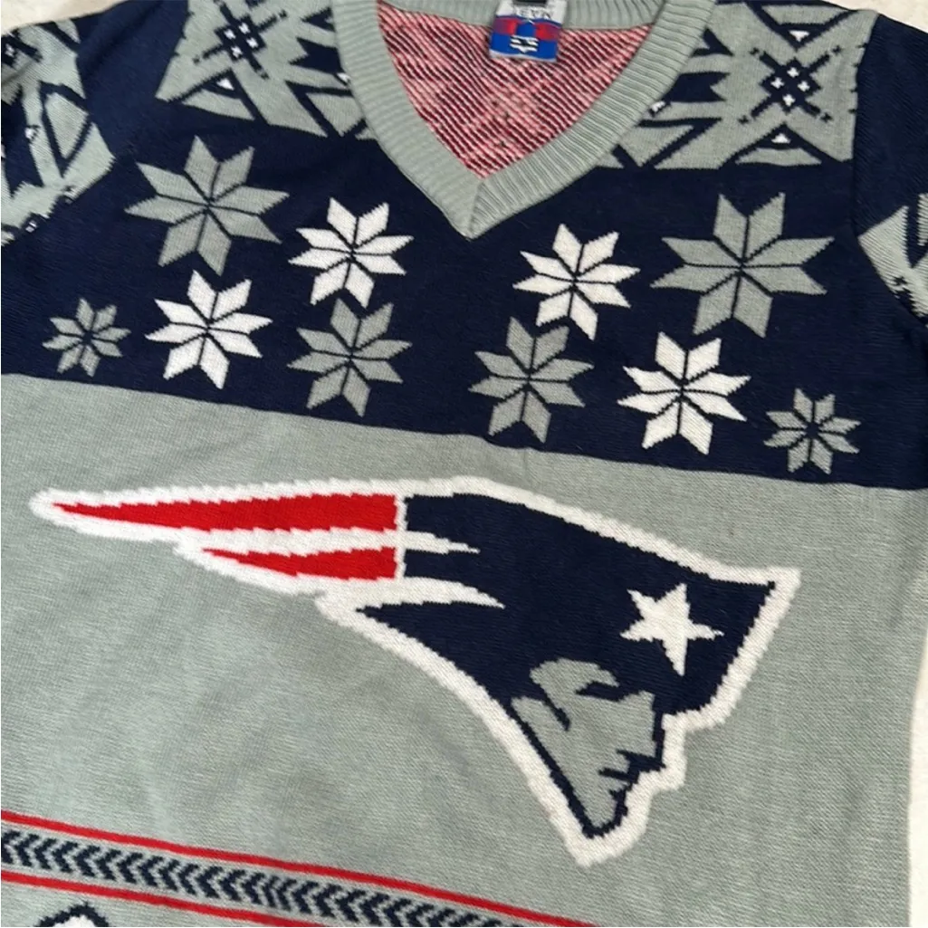 $25 was $32 NFL V-Neck New England fair isle sweater Sweater Blue and Gray small - Image 12