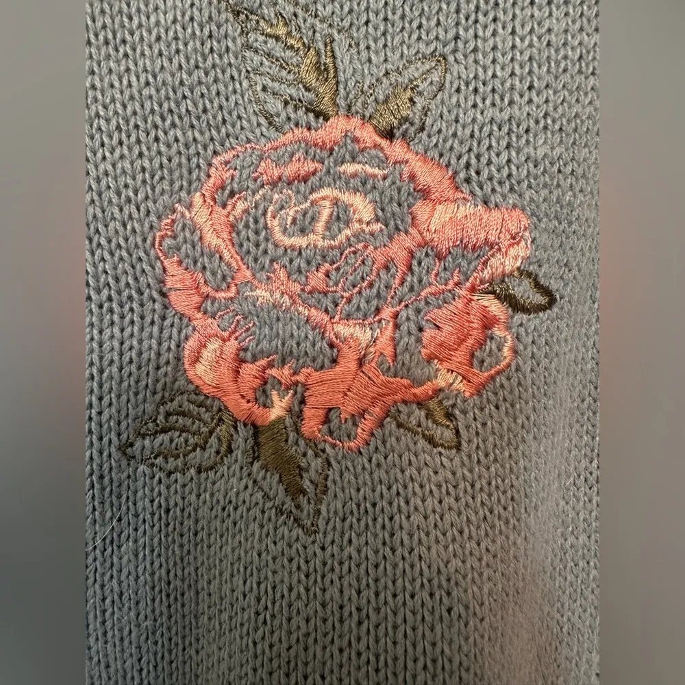 TR Bentley Vintage Blue Short Sleeve Sweater with Pink Floral Embroidery Size M - Image 3