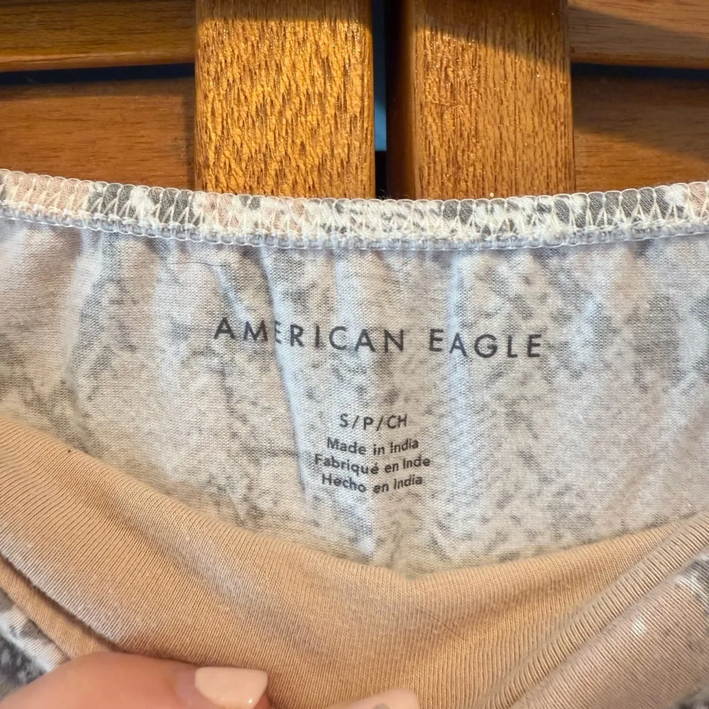 American Eagle Women’s Snakeskin Coral and Grey Crop Top Sz S - Image 2
