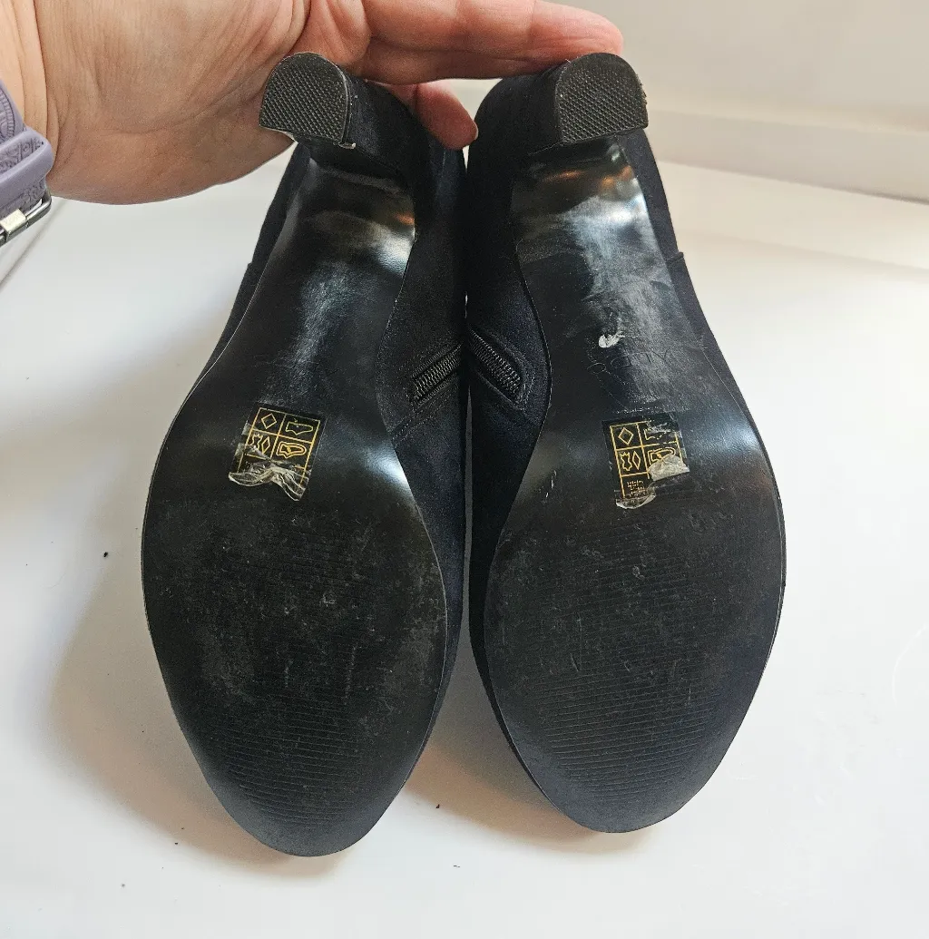 Aldo Black Suede 4" Heel Ankle Boots Sz 9 - Image 9