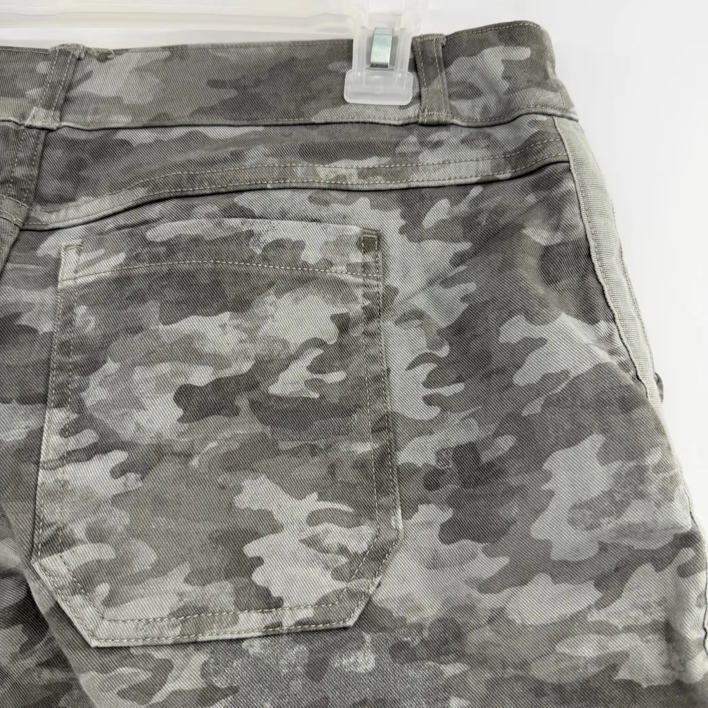 Spanx Stretch Twill Camo Shorts size Large pull on tummy shaping 4-way stretch - Image 4
