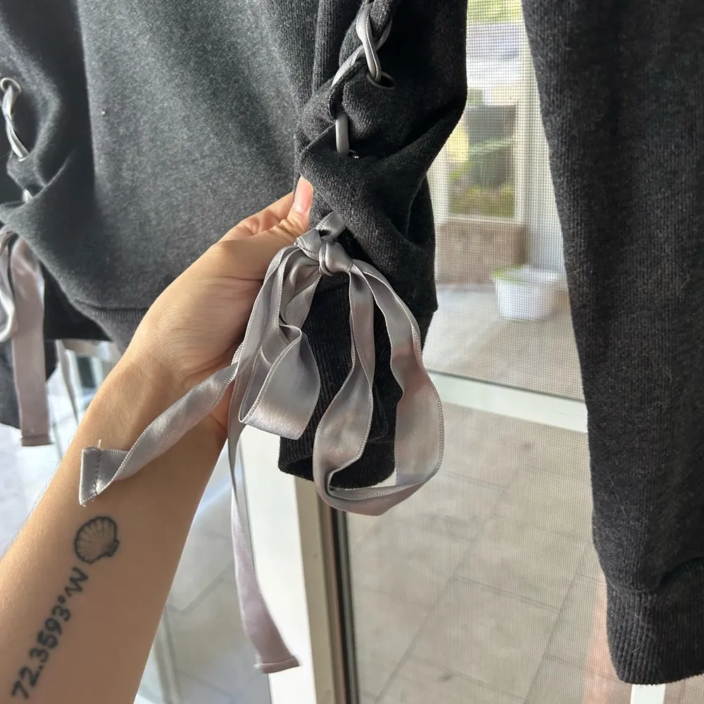 Aerie grey long sleeve top with tie sides - Image 3