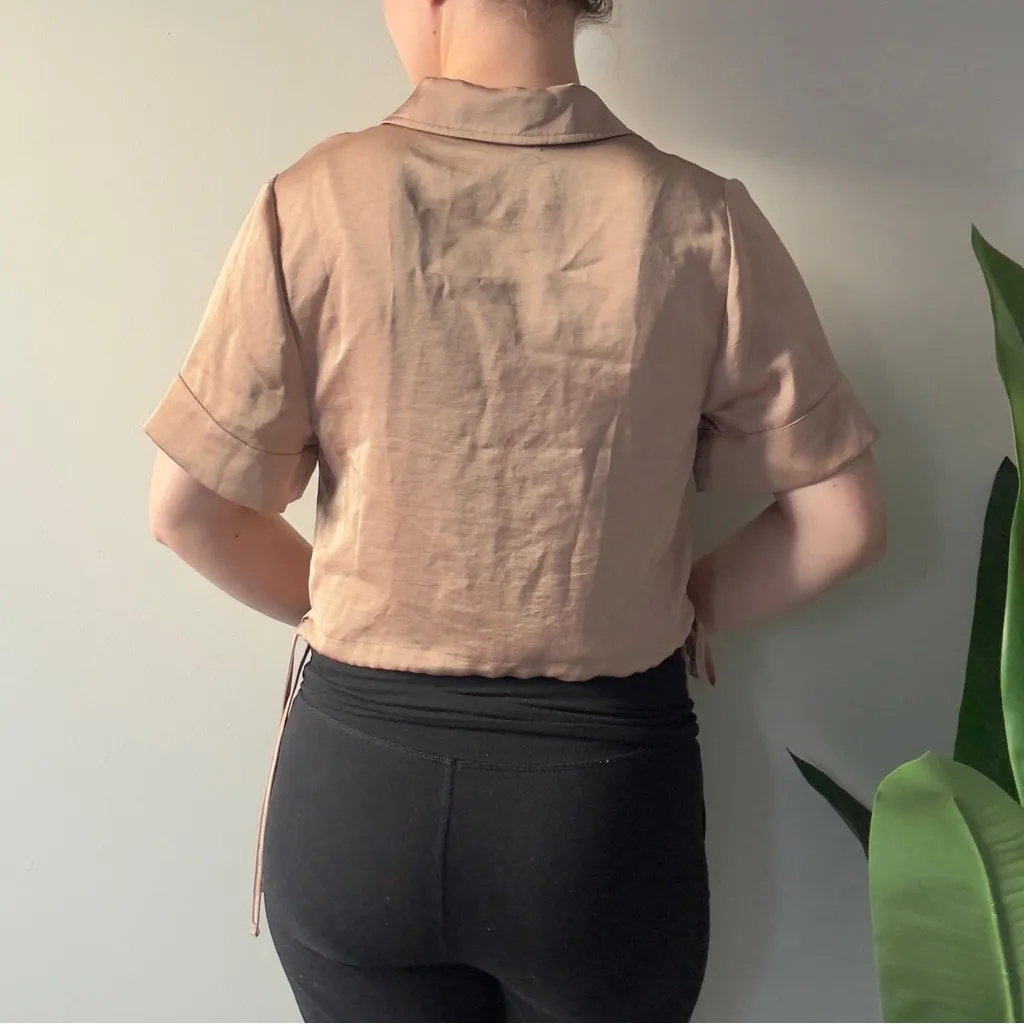 House of Harlow 1960 Revve Tan Women's Button-Up Crop Top Satin Collared Solid S - Image 2