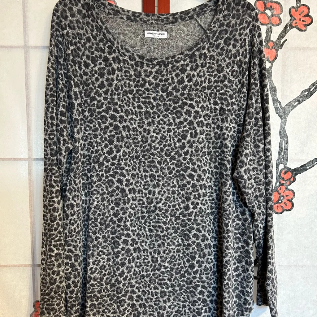 Lighter Weight Leopard 🐆 or Cheetah 🐆 Sweater, Very Good Condition - Image 2
