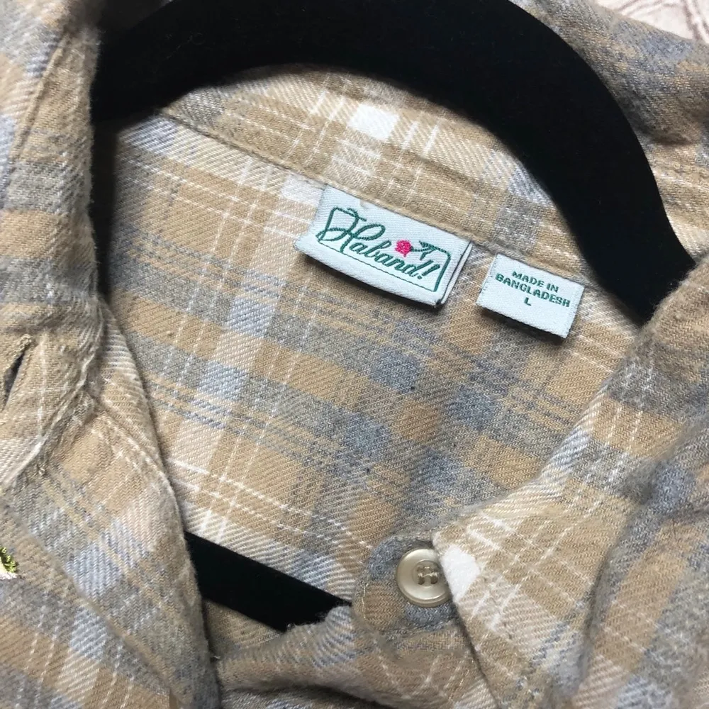 Woman’s Vintage Embroidered Plaid Flannel Button Down Gray Size L - Image 8