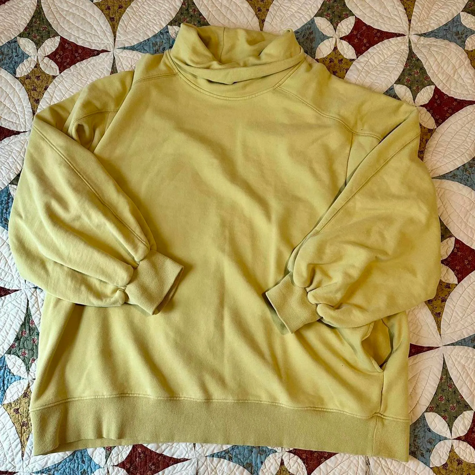 Butter yellow oversized cozy turtleneck sweatshirt with pockets Size XL - Image 1