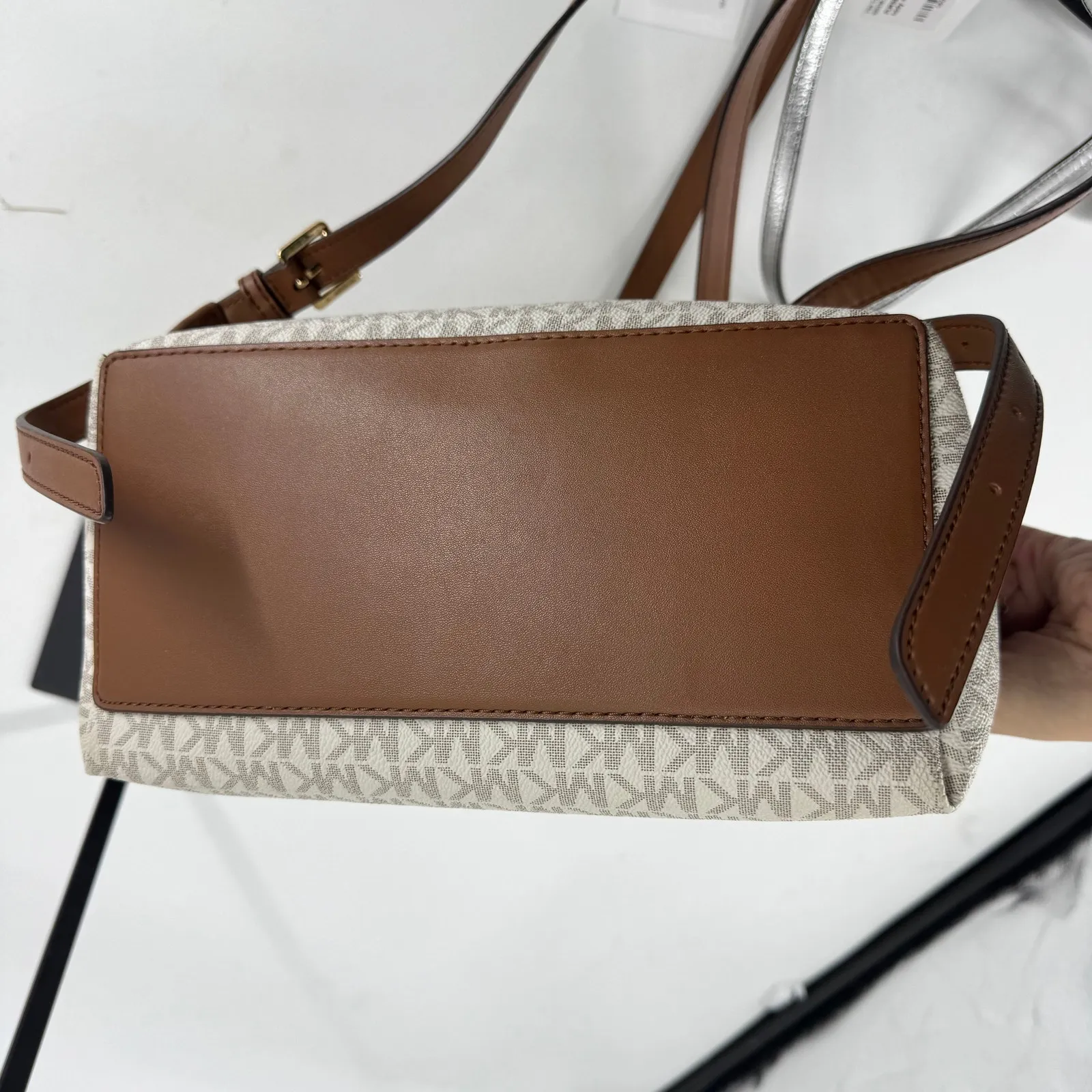 Michael Kors Outlet Sheila Medium Logo Backpack in Vanilla - Image 4