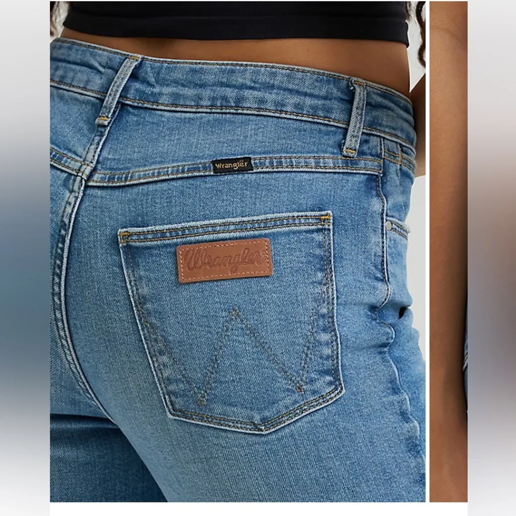 Wrangler Women's Classic Blue Flare Jeans size 28x34. In perfect condition! - Image 4