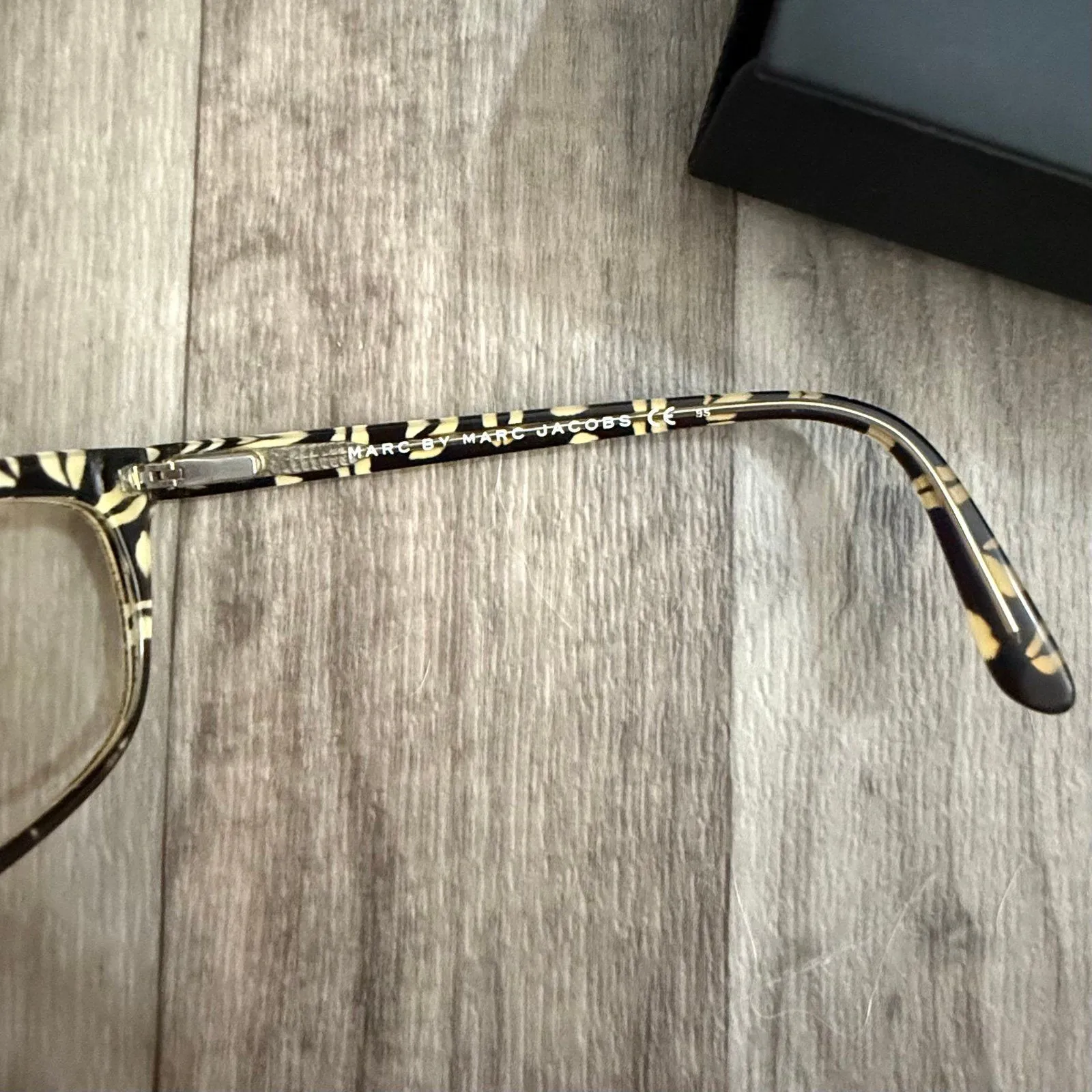 Marc Jacob’s tortoise shell prescription glasses lens frame - Image 3