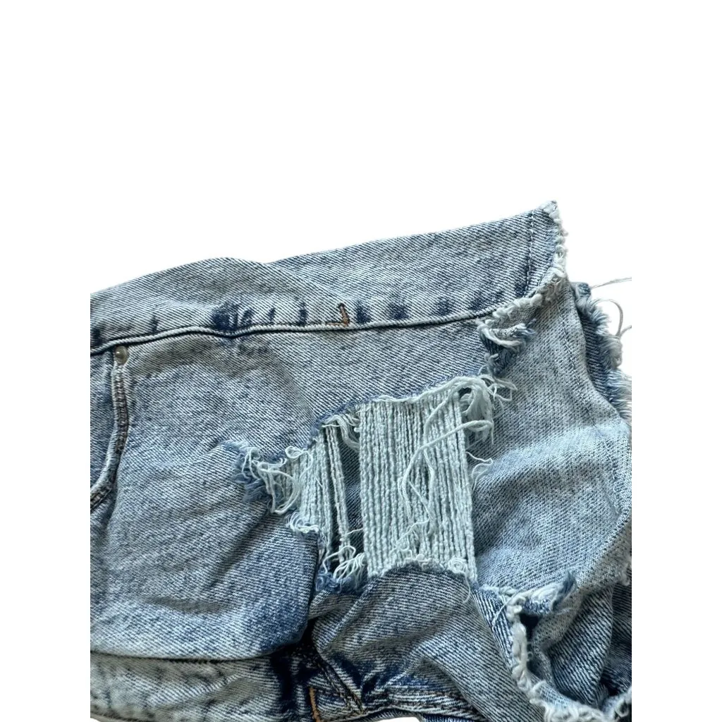 GOOD AMERICAN Light Wash Distressed Denim Cutoff Shorts Size US 4 / 27 - Image 2