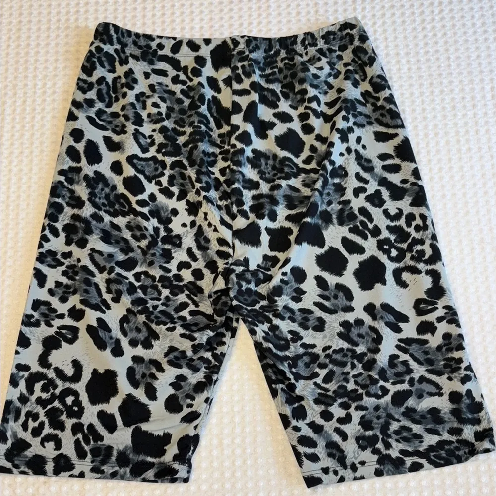 NEW! Leopard Print Women’s Bike Shorts Size LARGE Gray Black - Image 4