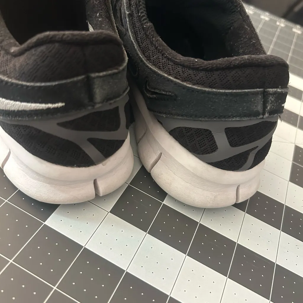 Nike Black and White Free Run Sneakers - Image 5