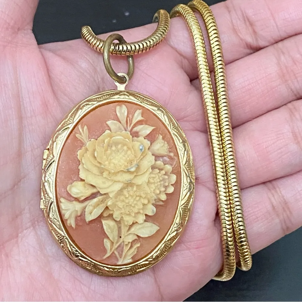 Vintage Flower Cameo Locket Pendant Gold - Image 4