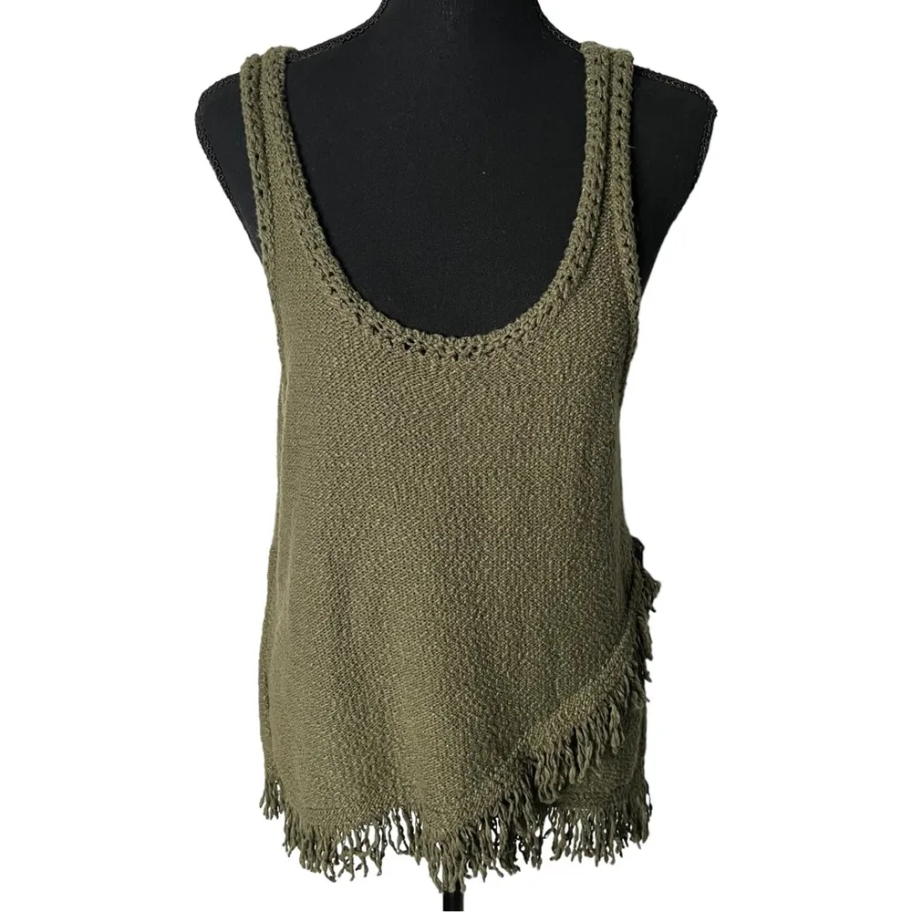 Anthropologie Akemi + Kin Asymmetric Green Fringed Sweater Tank Top Size Medium. - Image 2