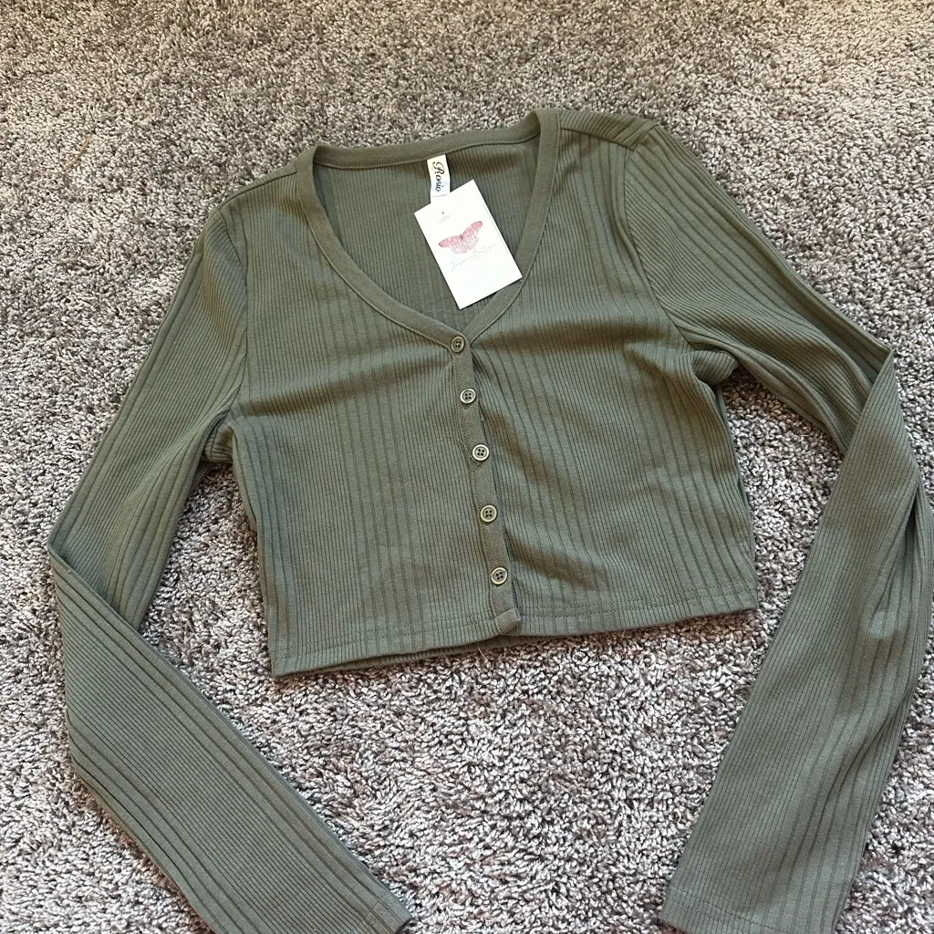 Rosio Sage Green Ribbed Button - Image 3