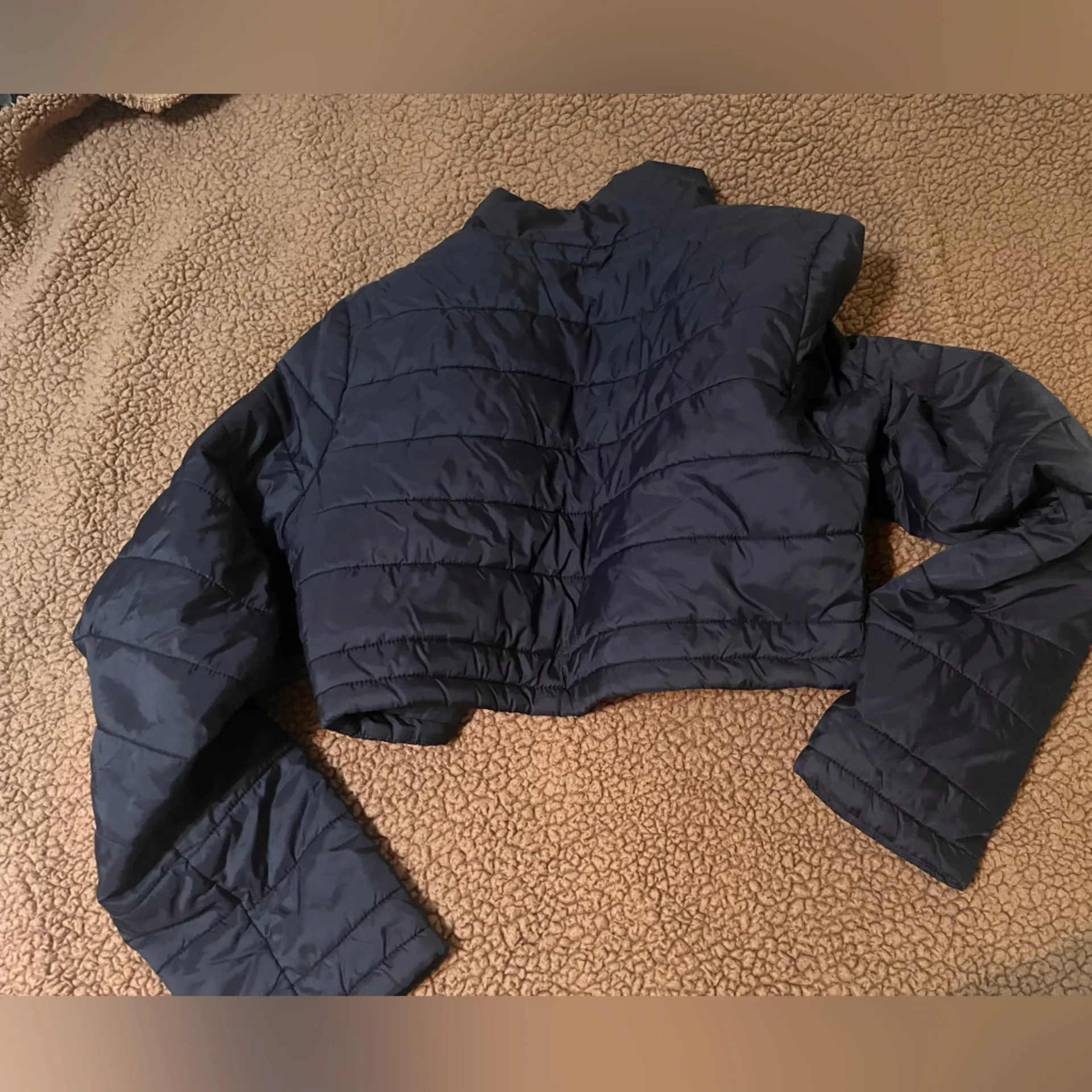 J.O.A. Navy Cropped Puffer Jacket - Image 4