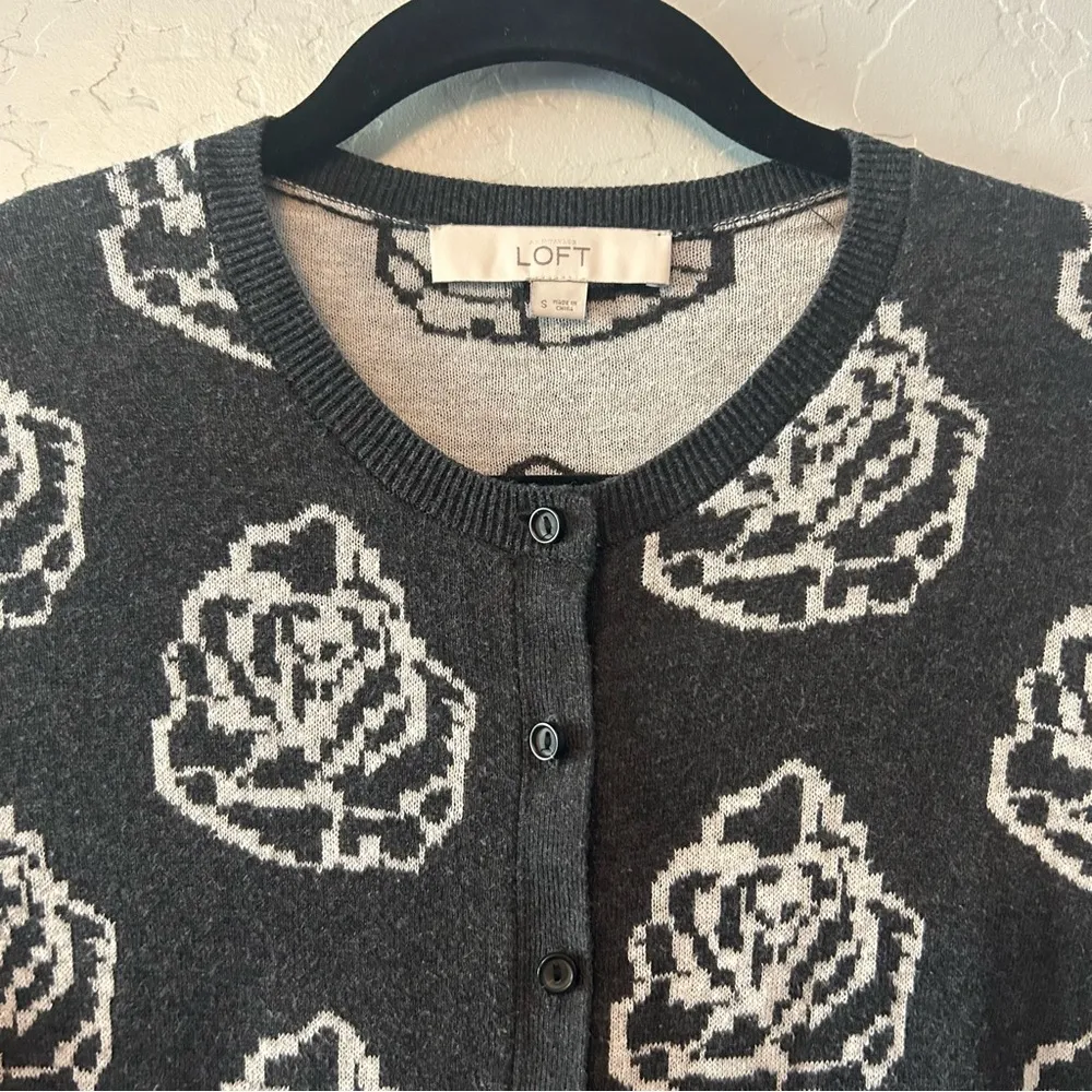 Ann Taylor LOFT dark gray and white rose print crewneck cardigan sweater small - Image 3