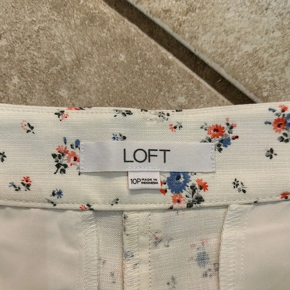 LOFT White & Flower Print The Riviera Shorts EUC - Image 2