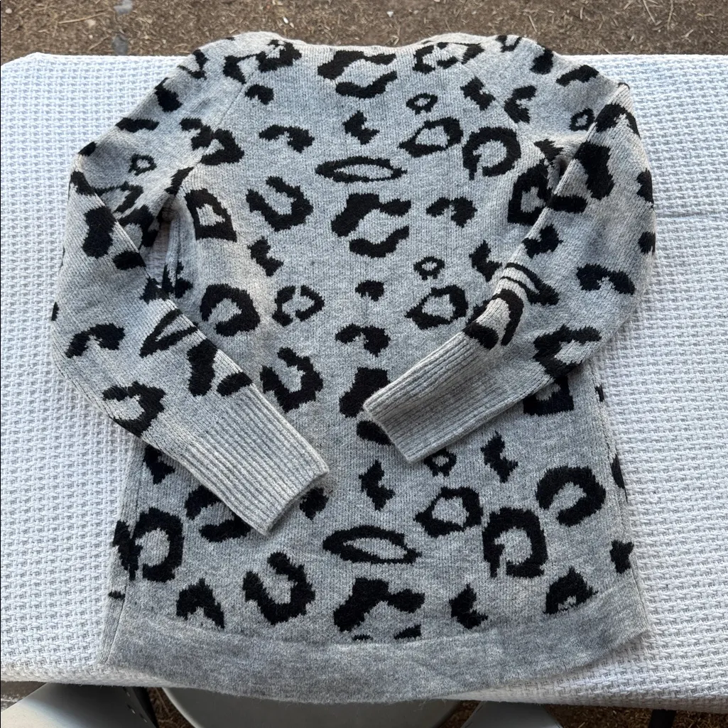NEW WOMENS XS Abercrombie & Fitch Black and Gray Animal Print Sweater - Image 7