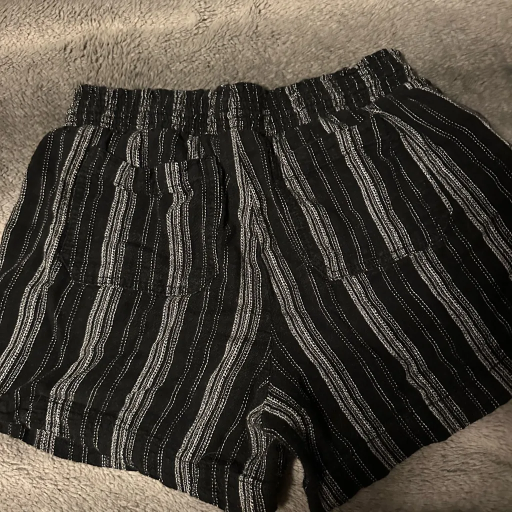 Briggs New York Black and Gray Striped High Waist Shorts - Image 3