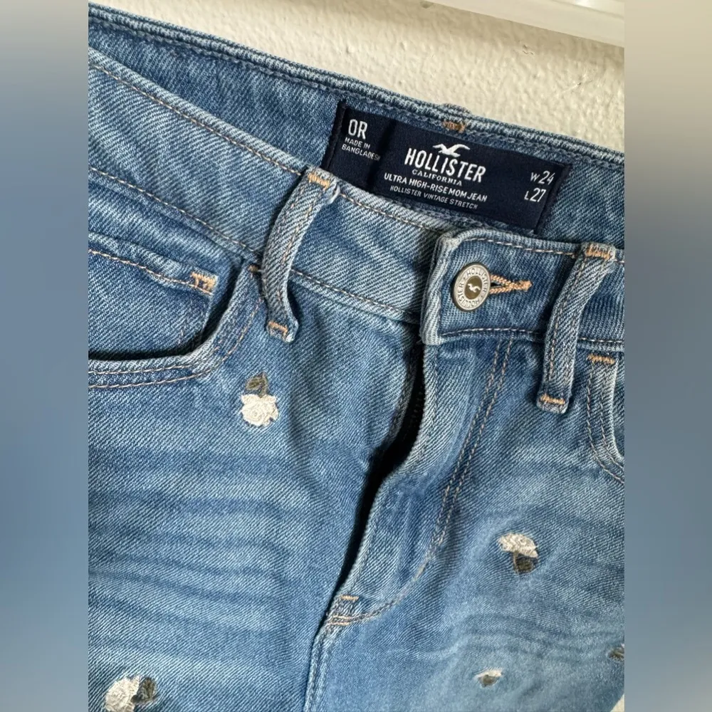 Hollister Co. Ultra High-Rise Mom Denim Jeans Embroidered white roses! - Image 4