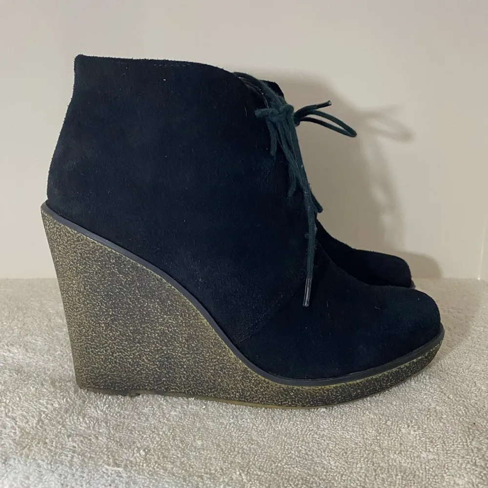 KELSI Dagger black suede wedge booties. - Image 5