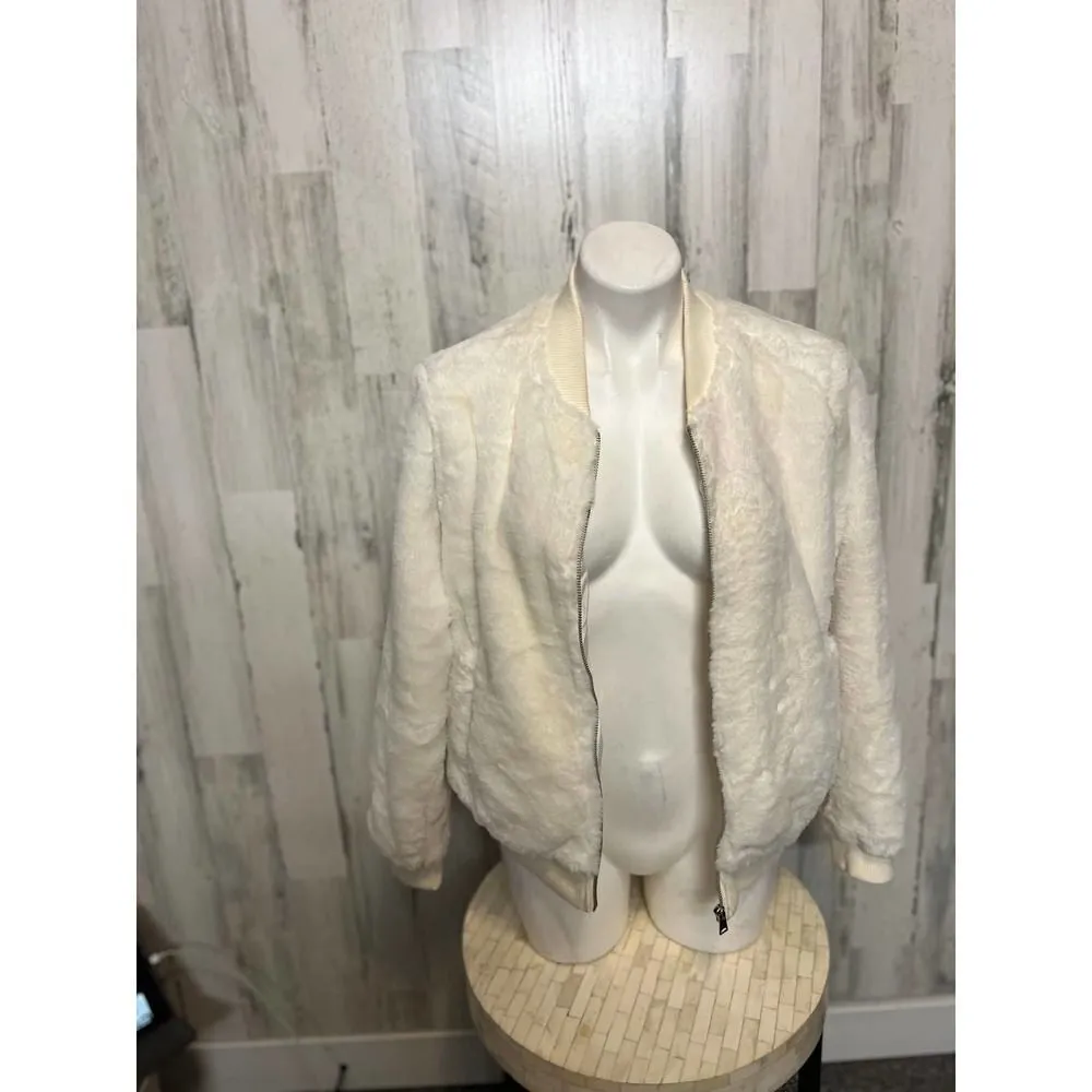 Iris  White fuzzy zip up - Image 3
