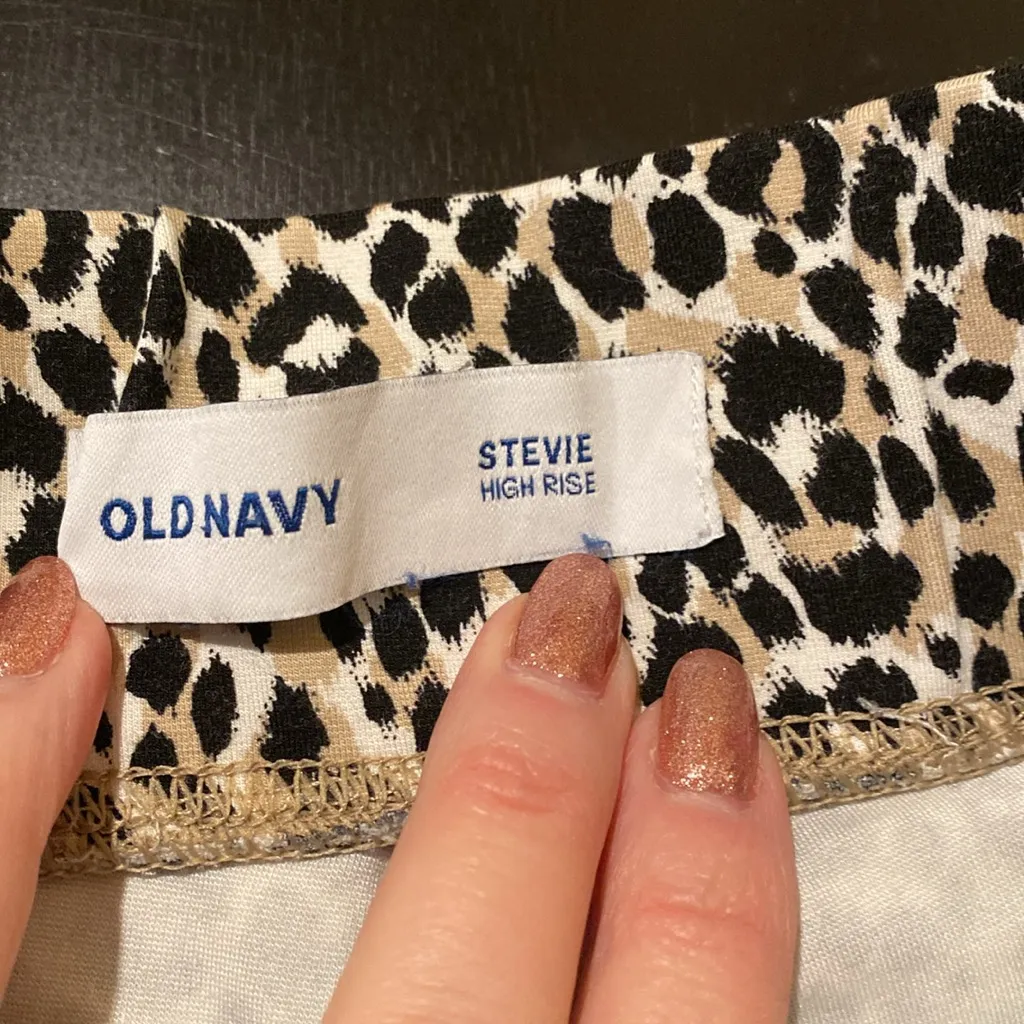 Old Navy Animal Print Stretch Capri Medium - Image 4