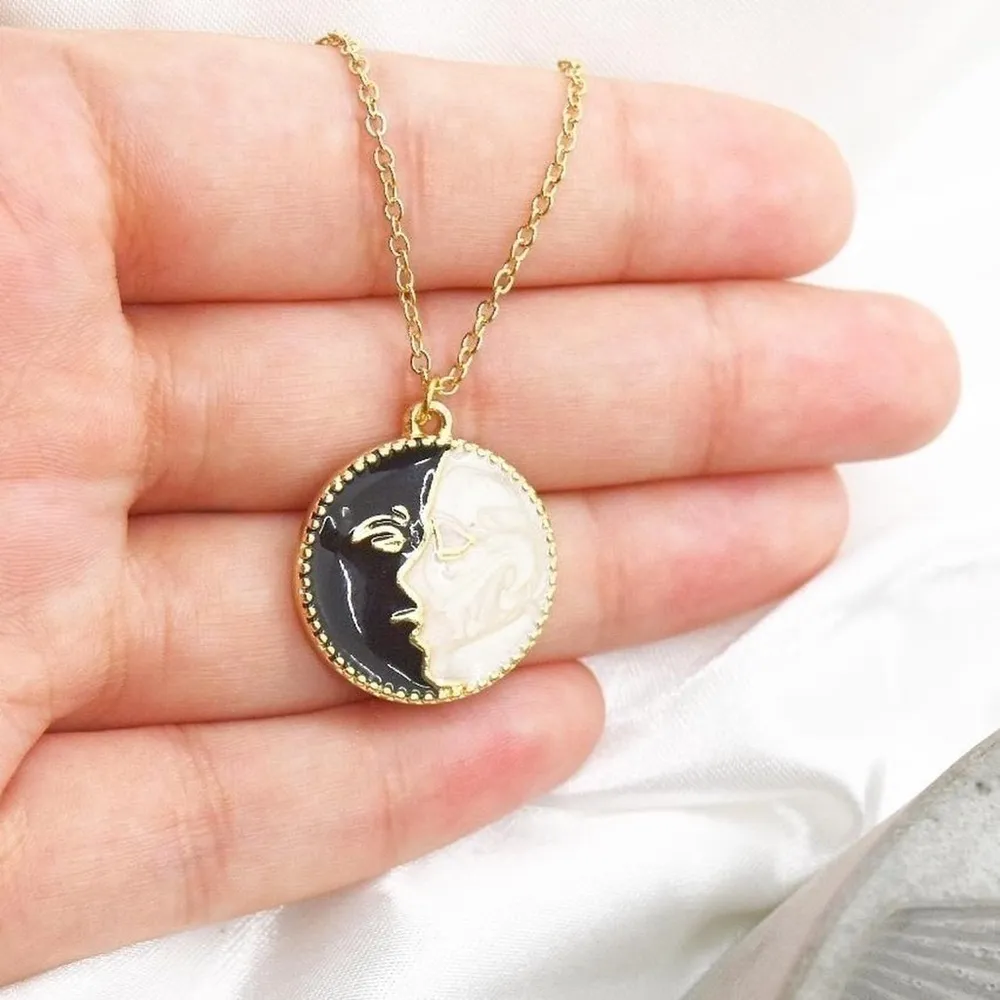 Kissing Figures Necklace Gold - Image 3