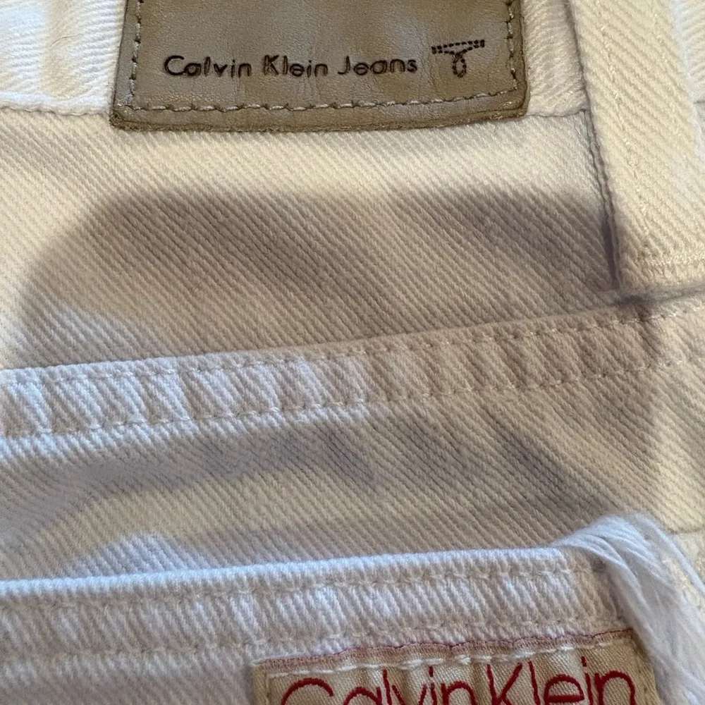 Calvin Klein women's 5-pocket white denim shorts, side slits "Omega" style sz 14 - Image 4