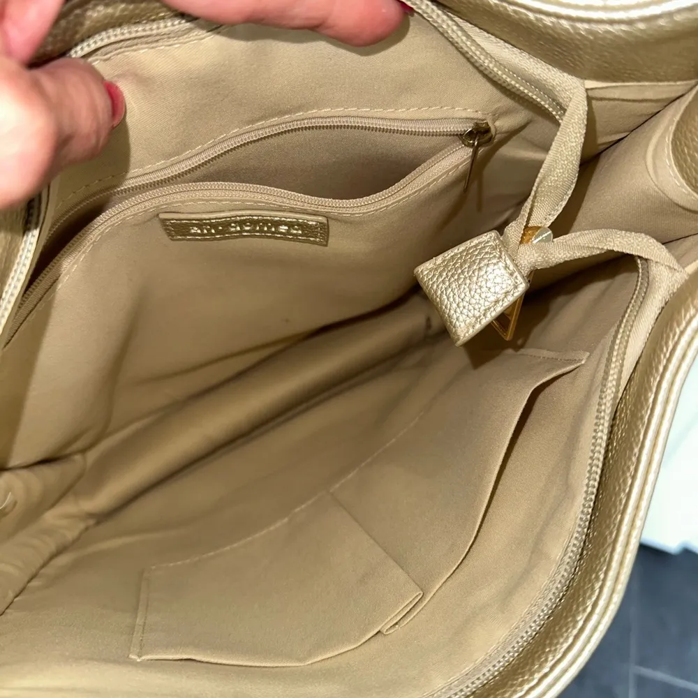 Elegant Gold Shoulder Bag - Image 3