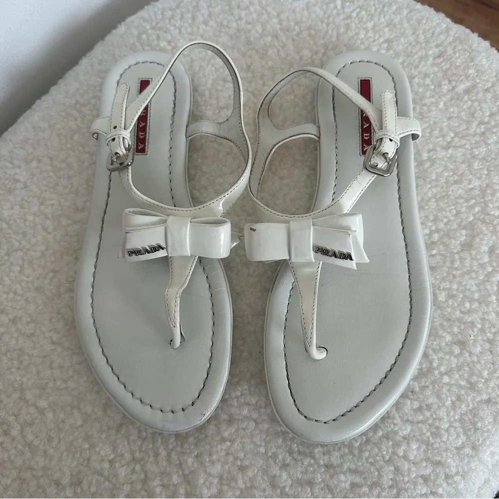 Prada thong slingback sandals ivory patent leather - Image 2