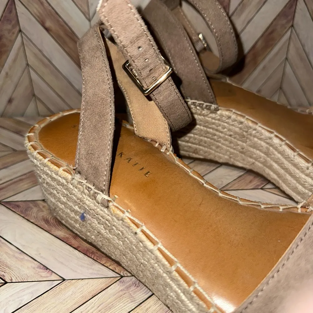 Kelly & Katie WedgeS Tan Sandals Women’s Heels Size 8.5 - Image 2