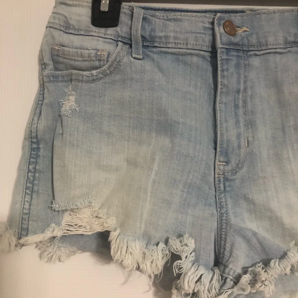 Hollister cut off frayed jean shorts palm tree pineapple embroidered size 11 30” - Image 8