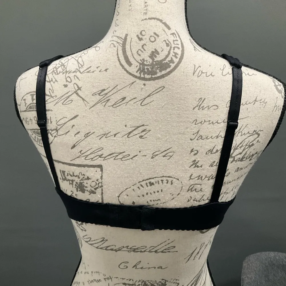 NEW VICTORIAS SECRET GEL PADDED BRA - Image 4