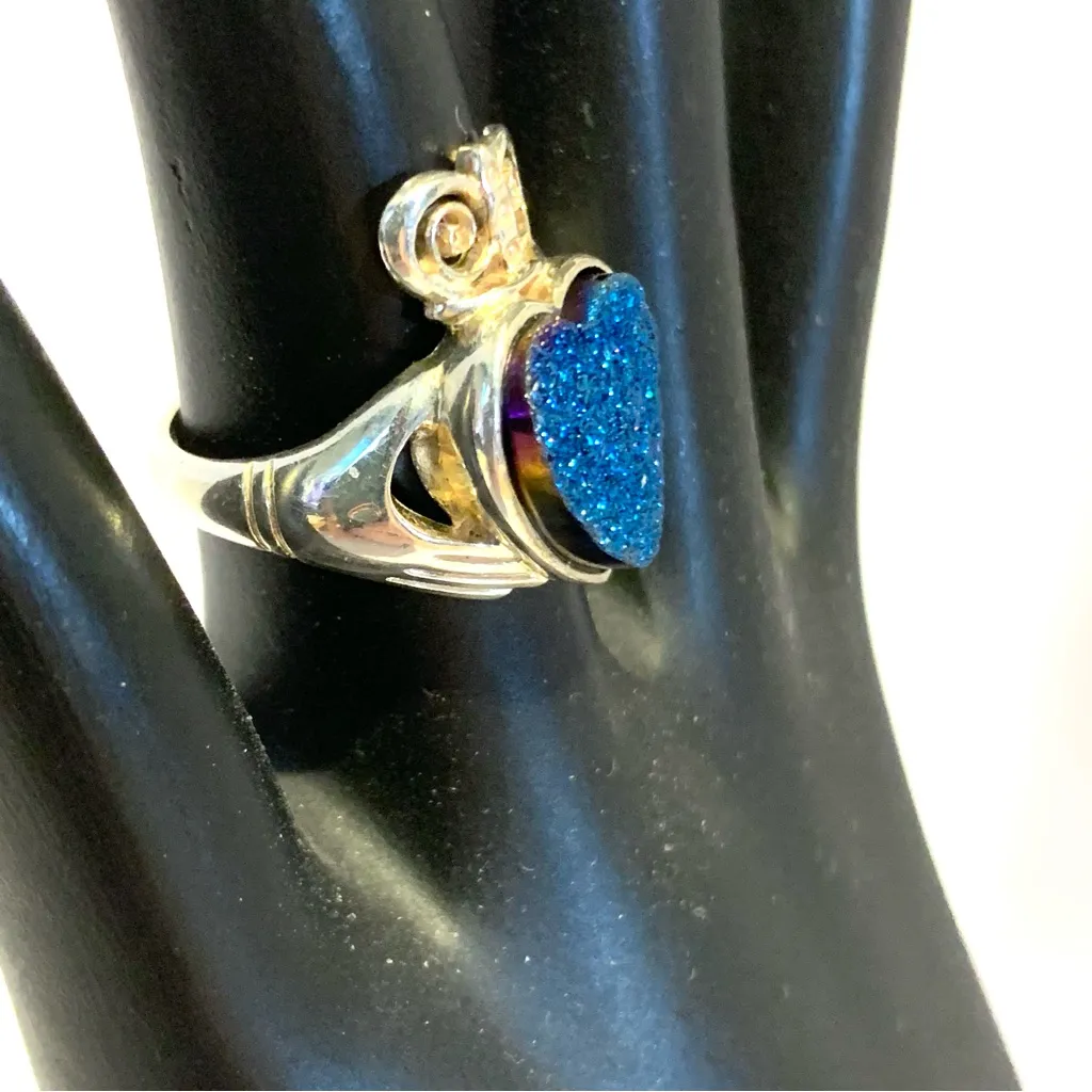 STERLING SILVER BLUE HEART SHAPED DRUZY QUARTZ CLADDAGH RING (5) - Image 2