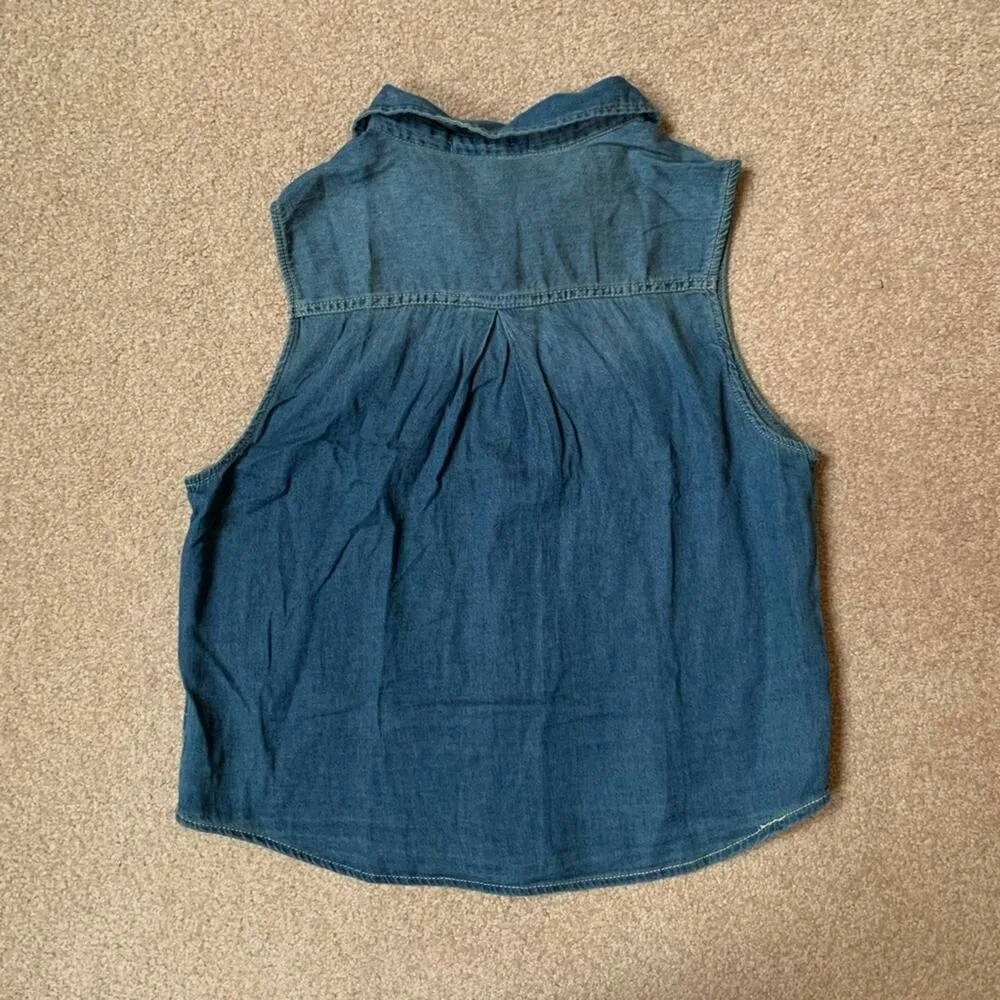 Sleeveless Chambray Button-Down Top - Image 5