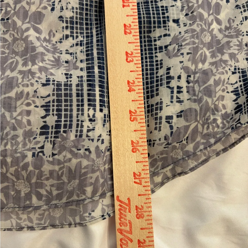 CAbi Women's Blue and Gray Patterned Blouse - Image 5