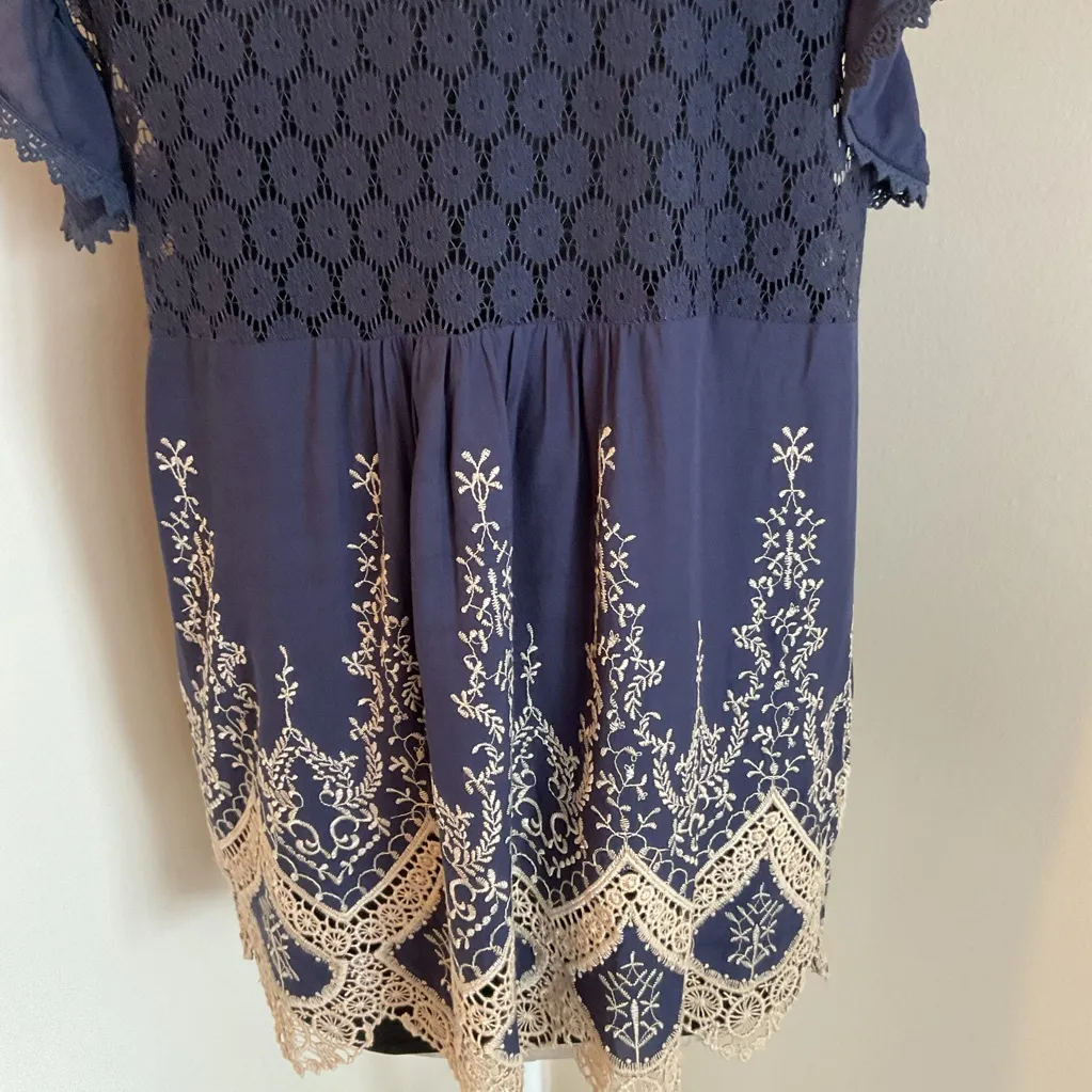 24. Navy Blue Cream Ruffled Cap Sleeve Embroidered Blouse Size Large - Image 9