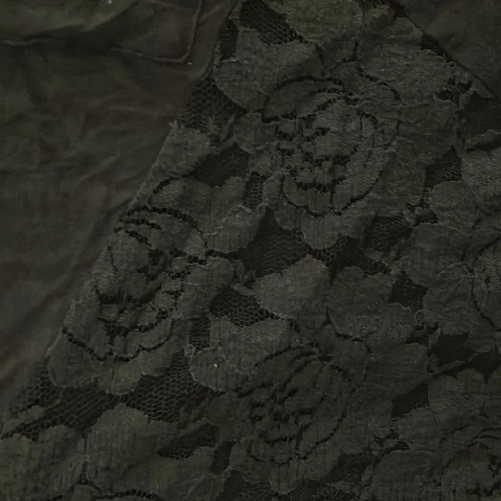 Rewind FINAL MARKDOWN  lace accented top medium - Image 3