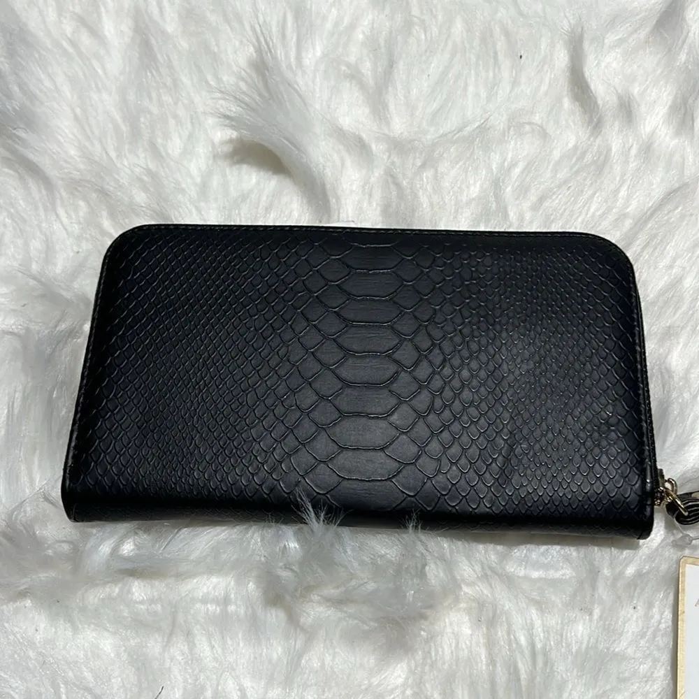 Adrienne Vittadini Charging Wristlet Wallet B92 - Image 5