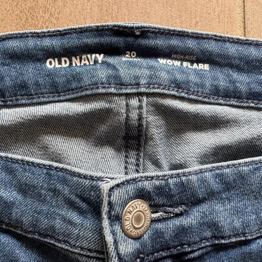 Old Navy Women's 20 Short High-Waisted Wow Flare
Regular Wash Jeans - Image 5