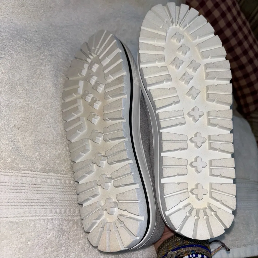 Halogen gray sneaker 7 1/2 never used - Image 4