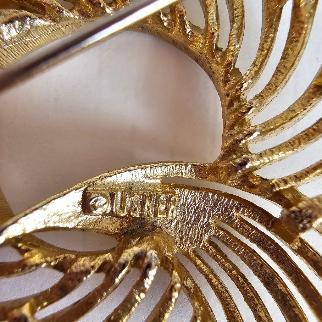 Lisner Gold tone Textured Metal Round Wreath Swirl Brooch Pin Signed - Image 3