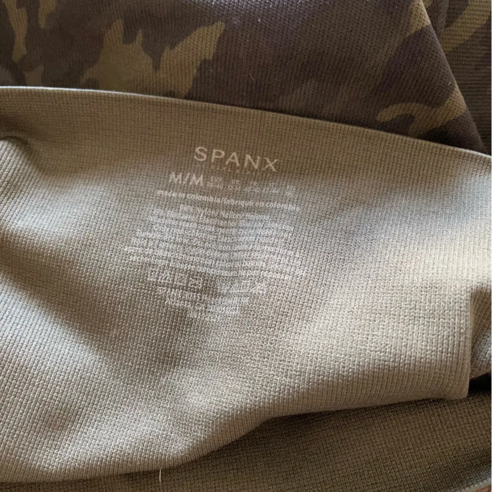 Look At Me Now Seamless SPANX Legging Size Medium Green Camo - Image 12