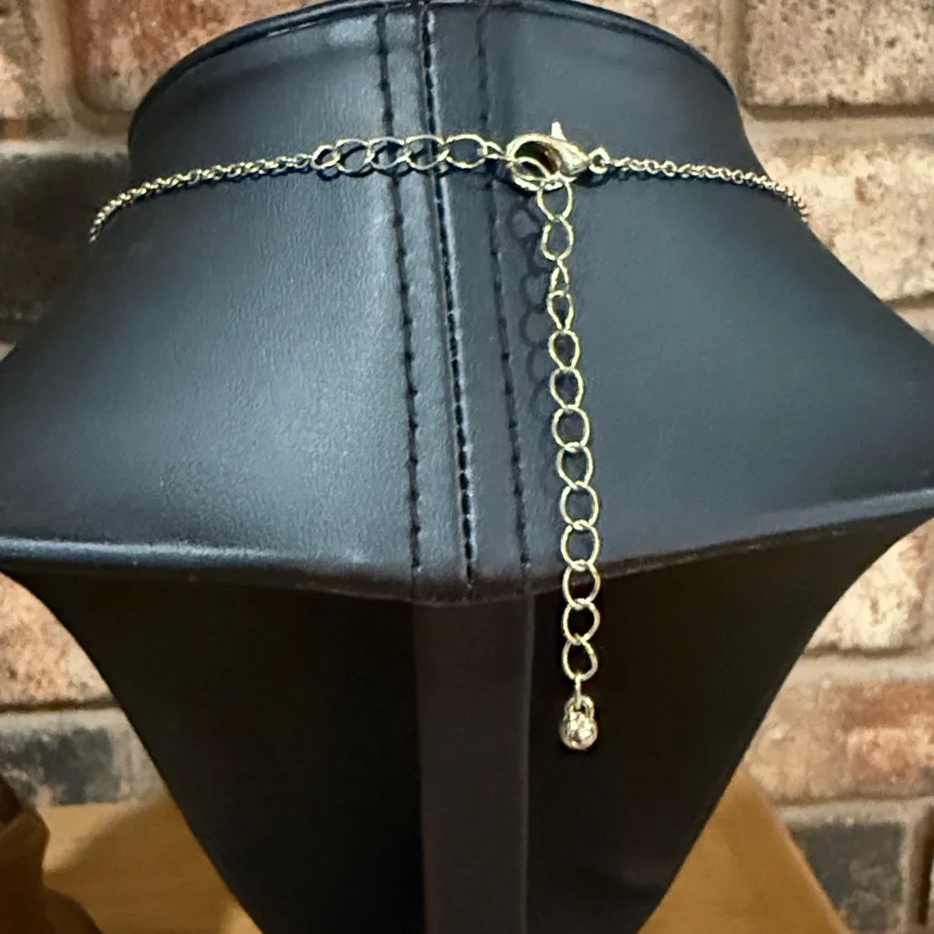 Vintage gold tone dainty chain with wire wrapped clear quartz crystal pendant - Image 4